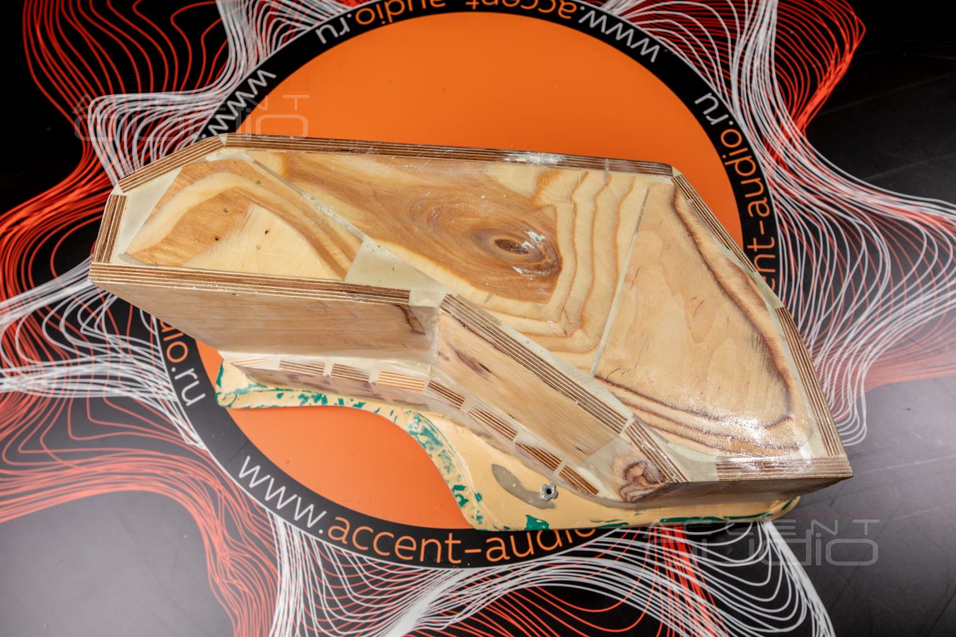 Сабвуфер-стелс для Porsche Cayenne: стильный немецкий бас