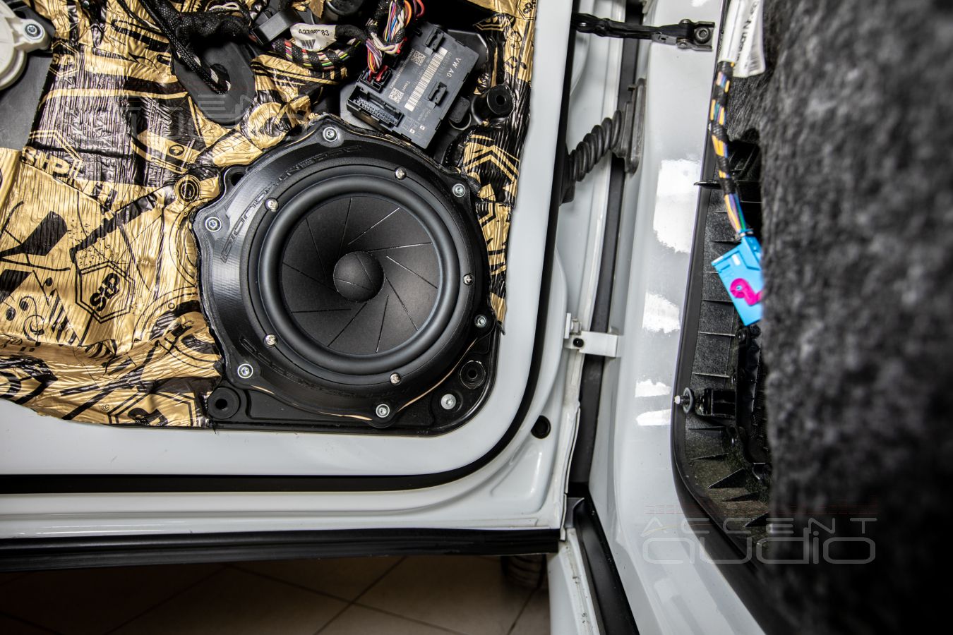 Аудиоподготовка дверей и установка мидбасов ScanSpeak 18W в Porsche Cayenne