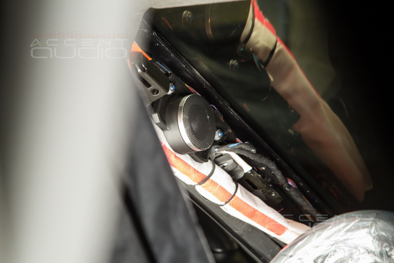 Сложный ШТАТНЫЙ монтаж ВЧ излучателей Brax ML1 в Porsche Taycan