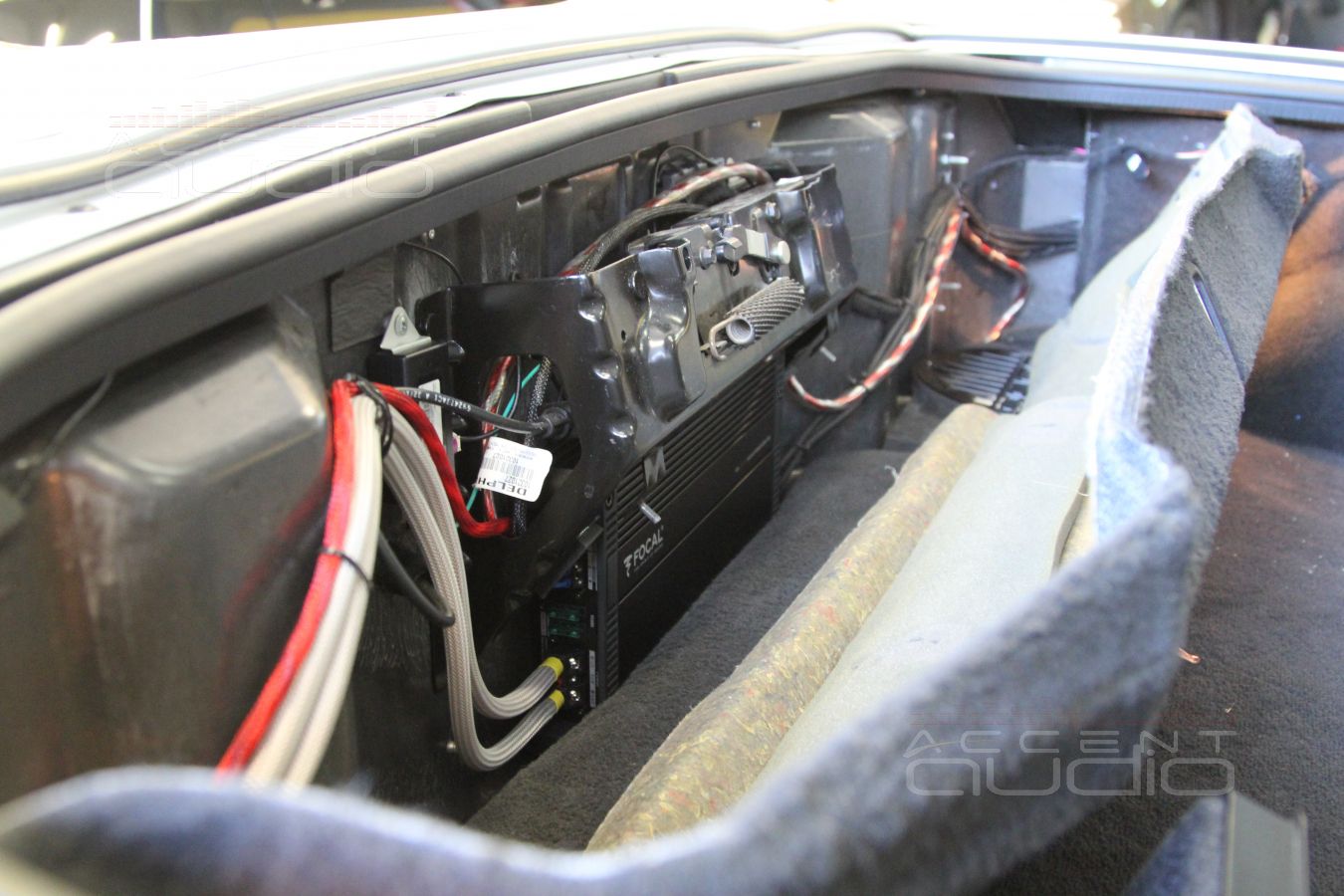 Установка усилителя Focal FPX 4.400 SQ