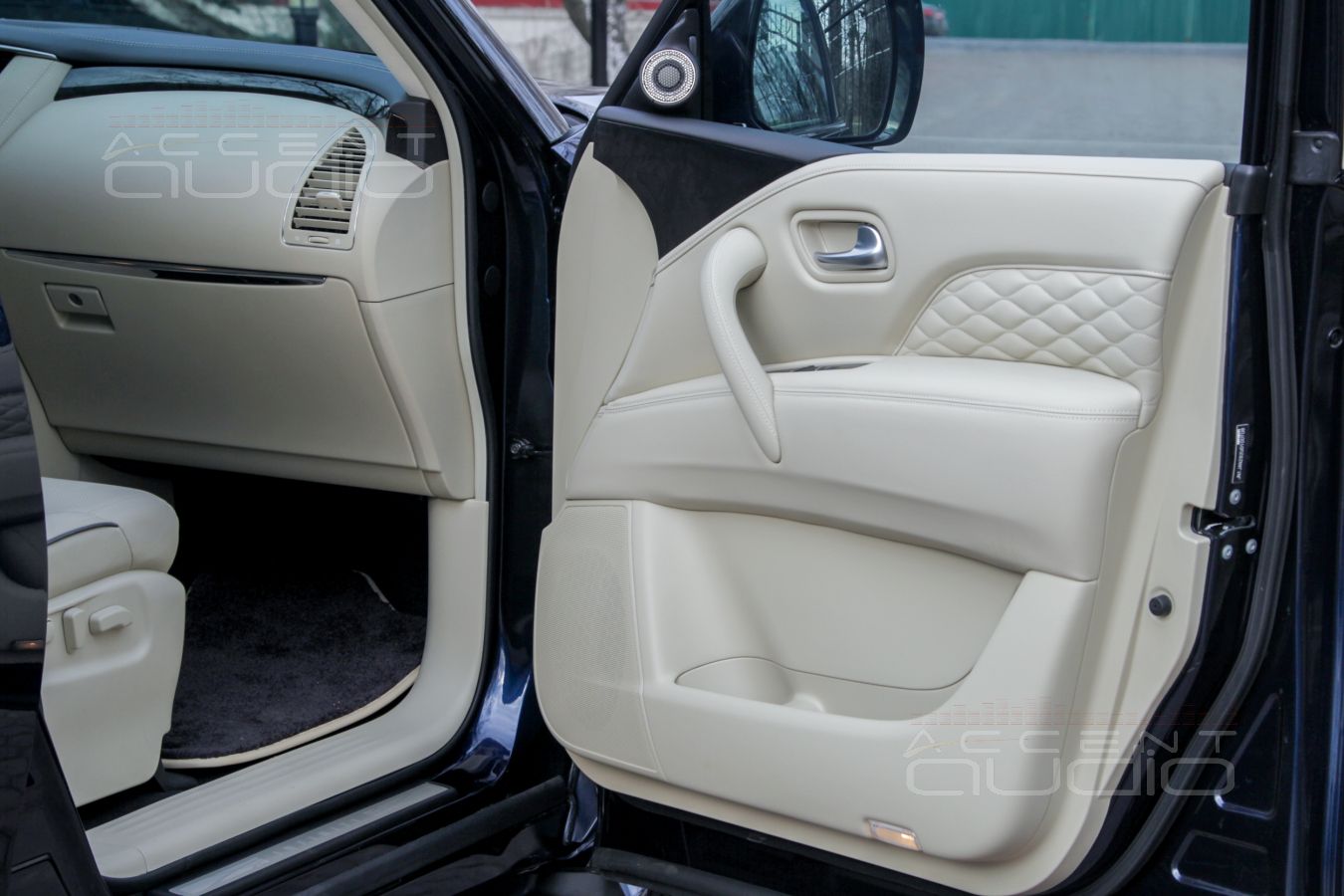 Установка акустики: подиумы под твитеры BRAX GL1 для Infiniti QX80