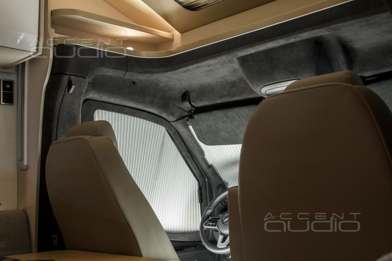 Новый, цельный и строгий дизайн кабины и подиумы под СЧ-ВЧ звено Brax