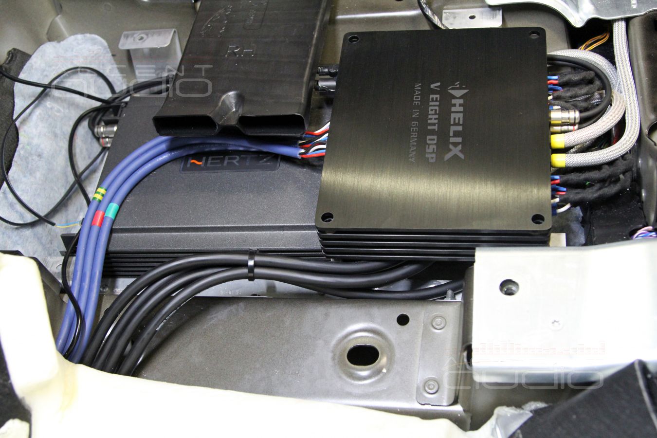 Установка процессорного усилителя Helix VEight и сабвуферного Hertz HCP 1 DK в черный Velar