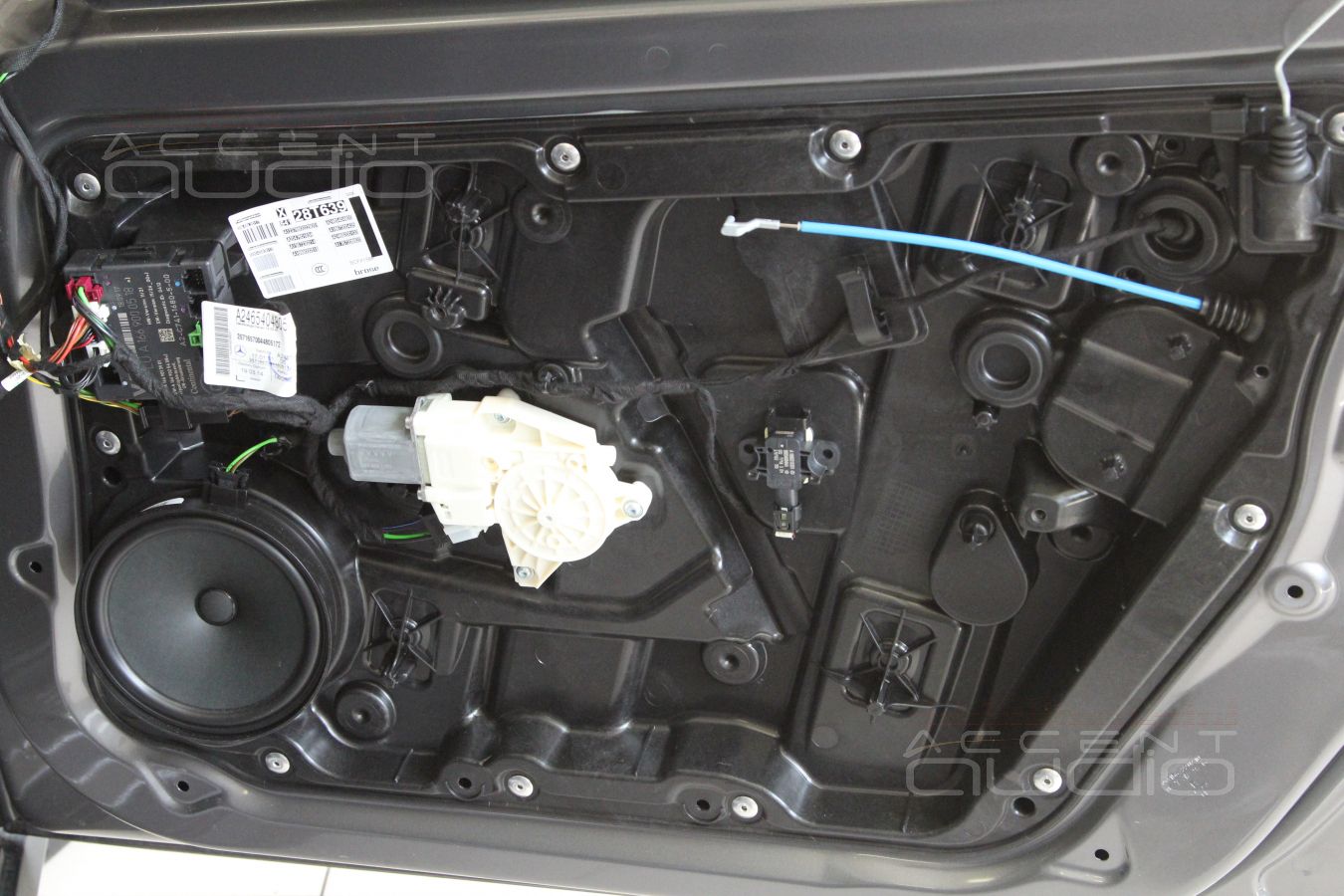 Аудиоподготовка дверей и установка акустики в Mercedes-Benz GLA