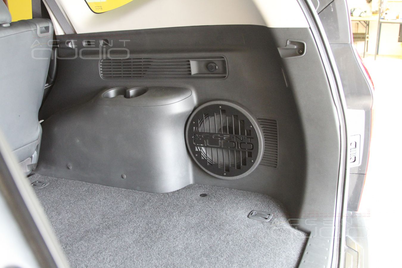 Встроенный сабвуфер-стелс Audison Voce AV10 в Pagero Sport