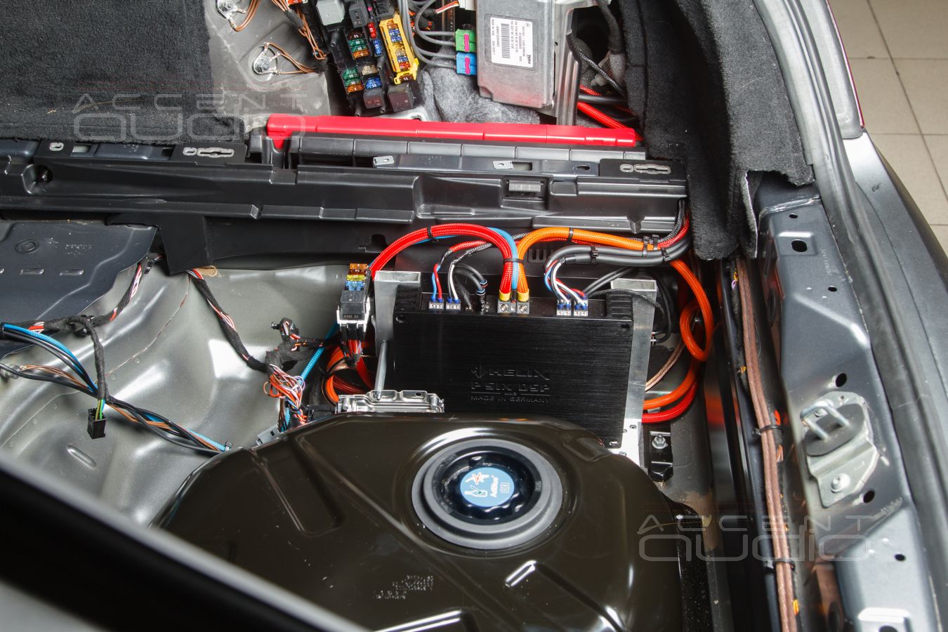 Хитро-штатно-скрытый-оригинальный монтаж усилителей в Mercedes CLS