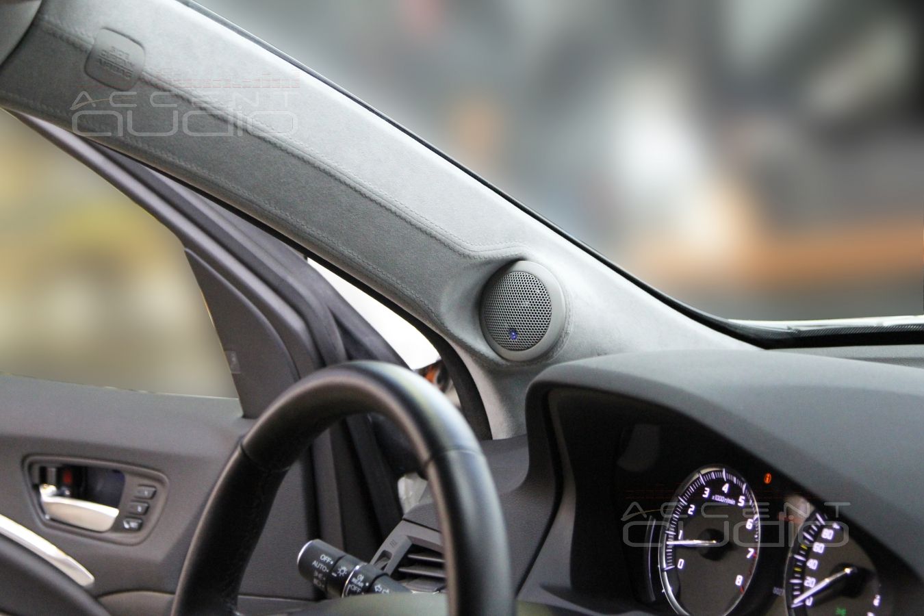 Установка CDT Audio ES-02al в Acura MDX: подиумы на стойках лобового стекла