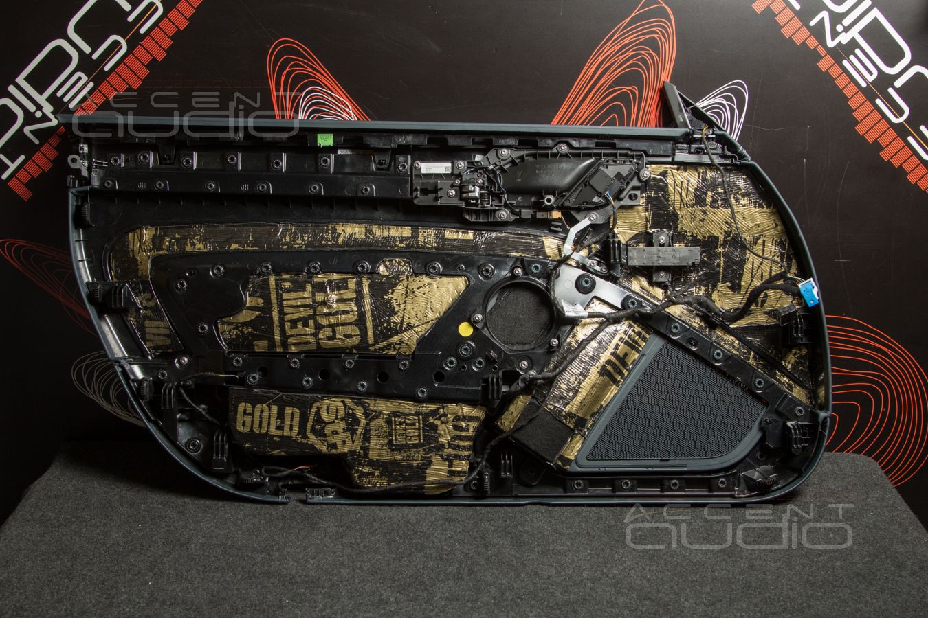 Аудиофильские миды Focal 8WM Woofer Utopia Be M в дверях Porsche Carrera 911 S