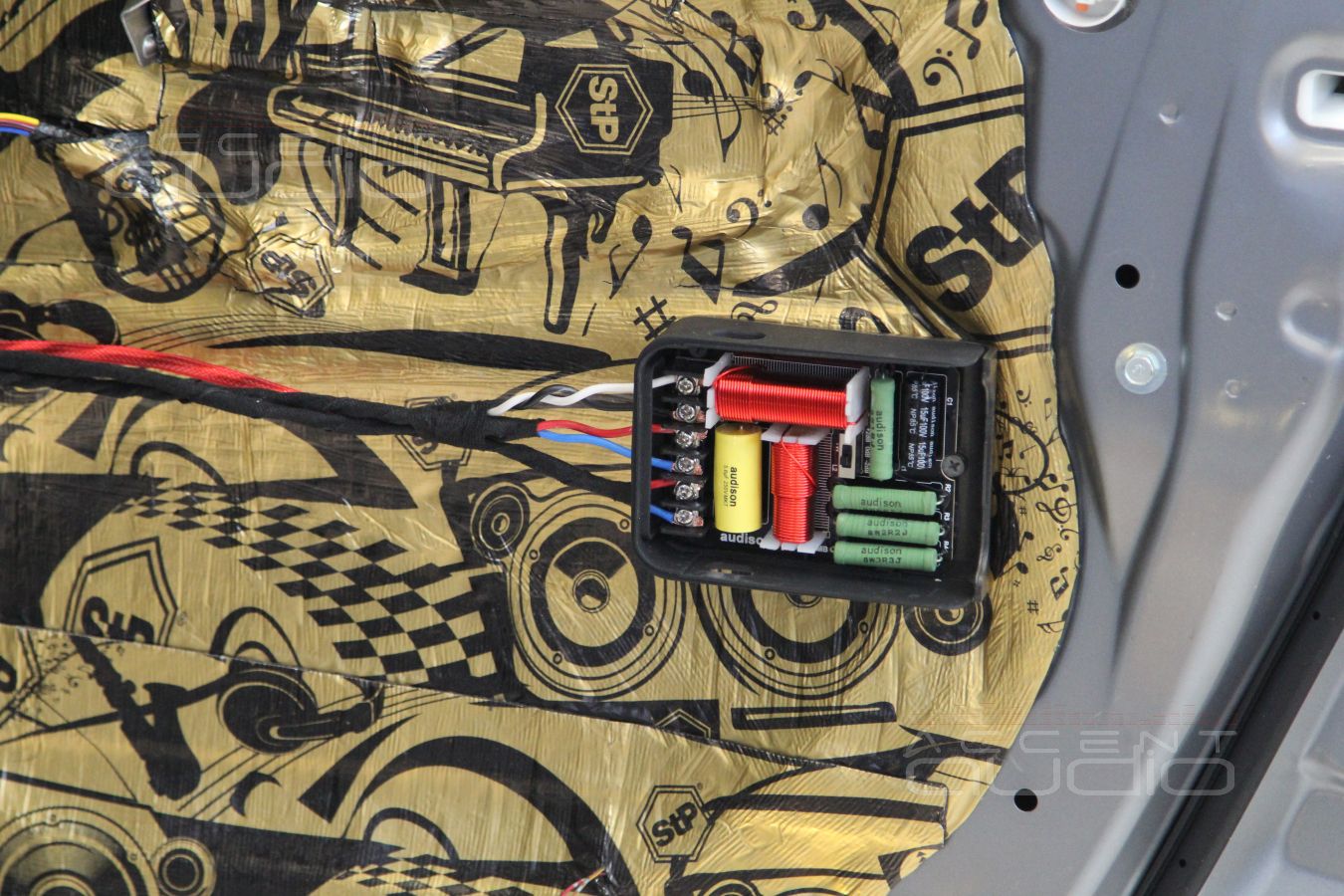 Установка акустики Audison AVK6 & Audison AVX6.5