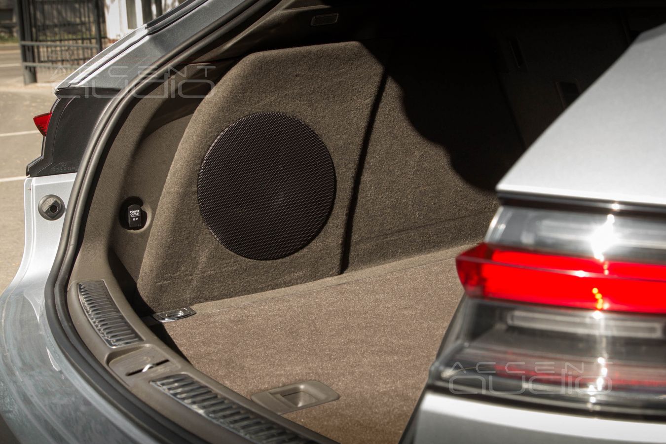 Классический корпус сабвуфера Dego для Macan в новом стиле