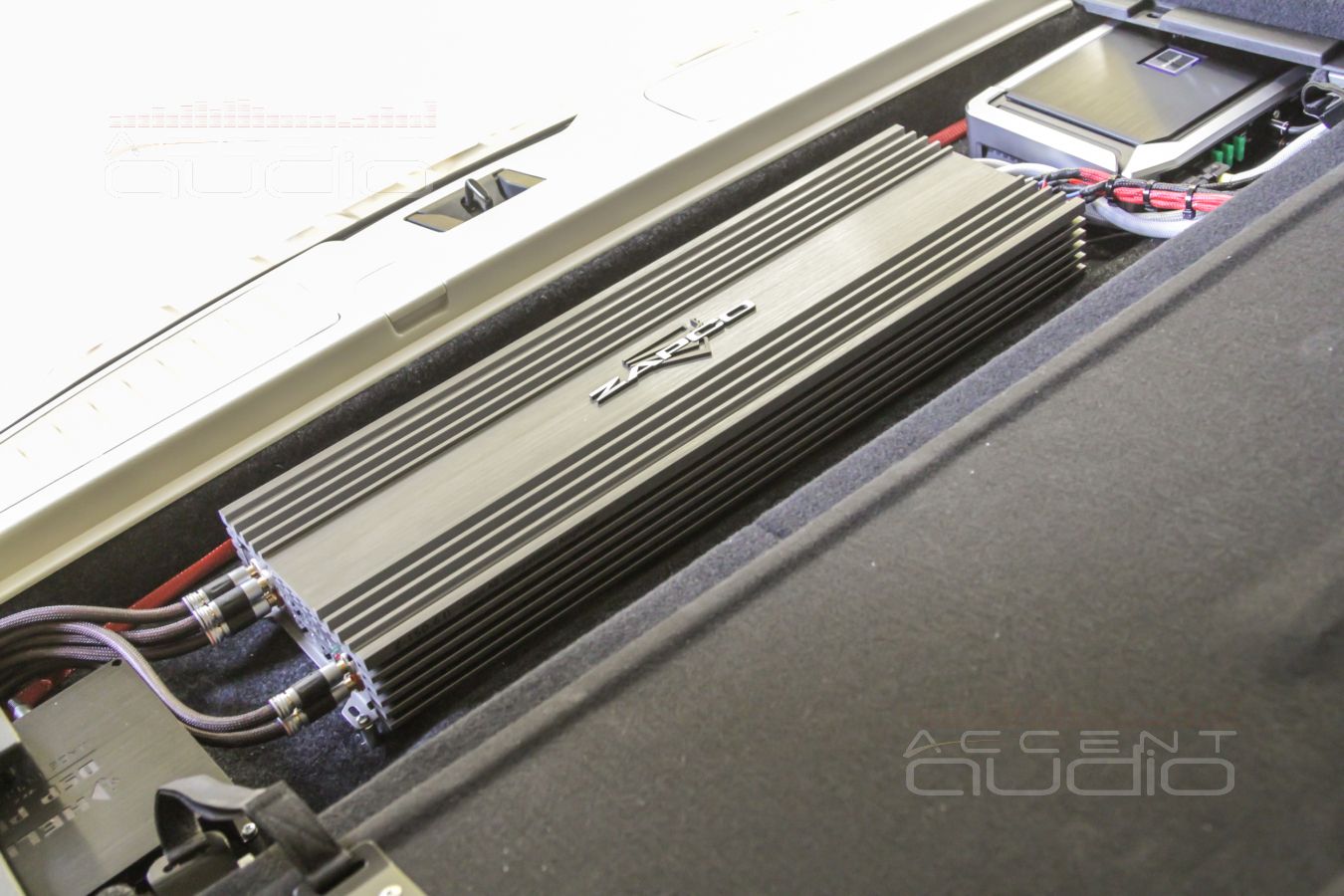 Установка усилителей и аудиопроцессора – каждый на своём месте: Zapco, Alpine и Helix