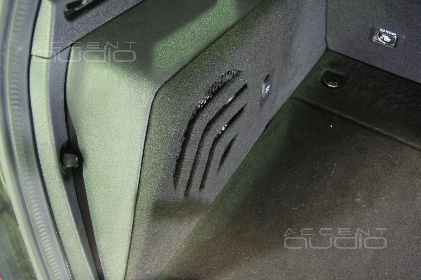 Сабвуфер Eton HEX в Mercedes GLK 350