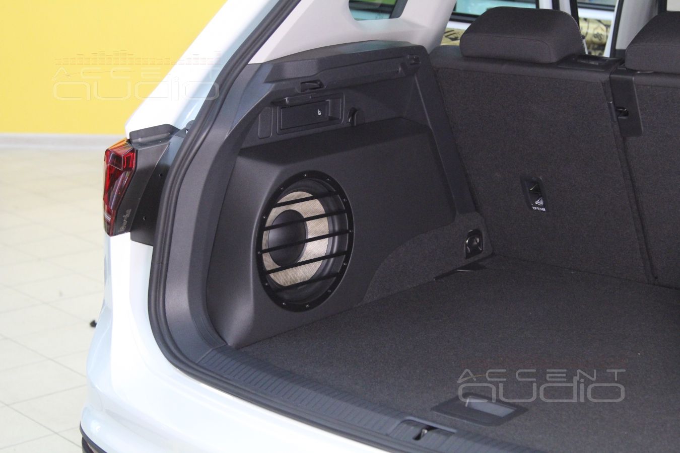 Сабвуфер стелс в новый Volkswagen Tiguan 2017