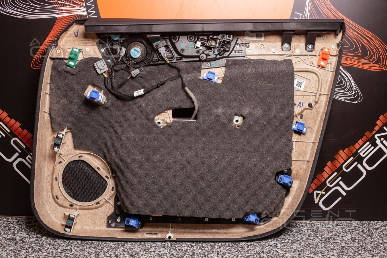 Установка акустики: Eton, Helix, SOAudio – все друзья в одной двери Volvo XC60