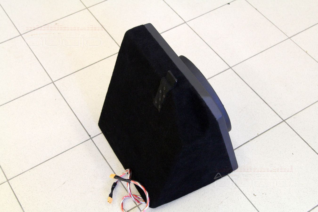 Сабвуфер не стелс, но встроенный