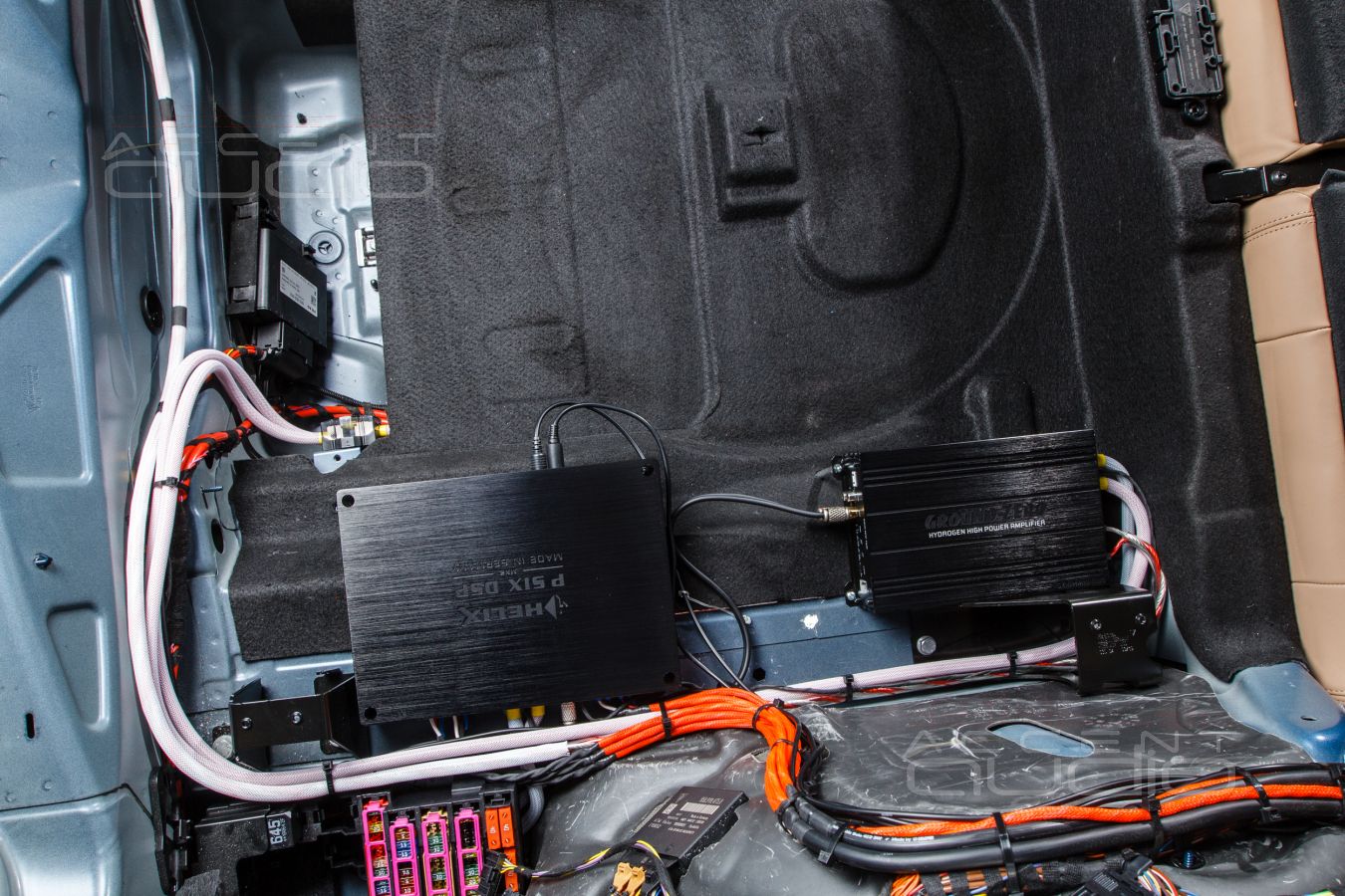 Интеграция усилителей Helix и Ground Zero в Porsche Macan