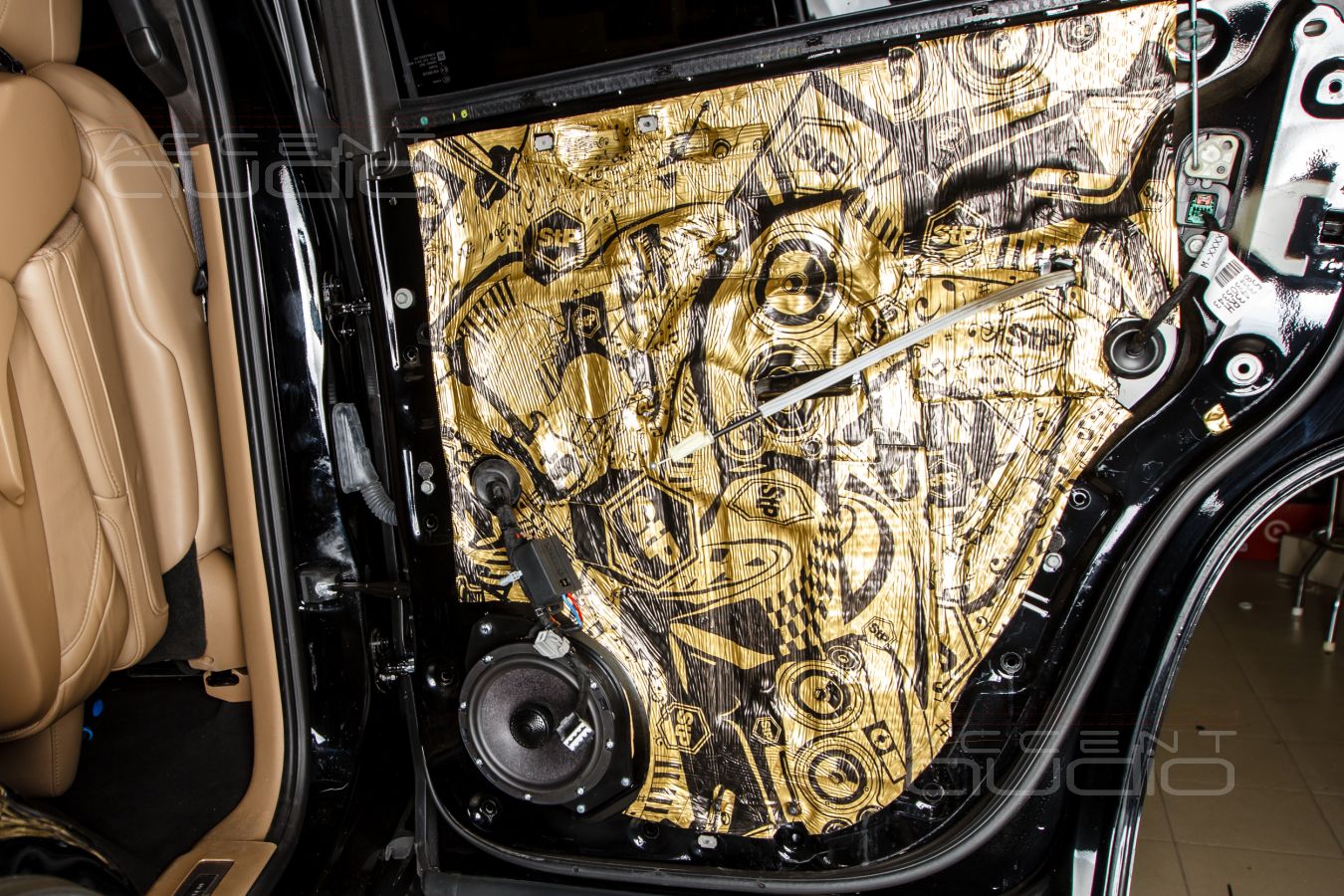 Обычная установка тыловой акустики Helix в Cadillac Escalade