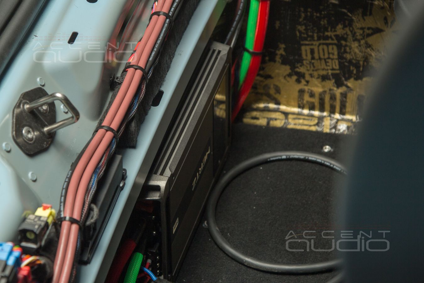 Итальянская мощщщщь для сабвуфера - скрытый монтаж усилителя Hertz ML Power 4