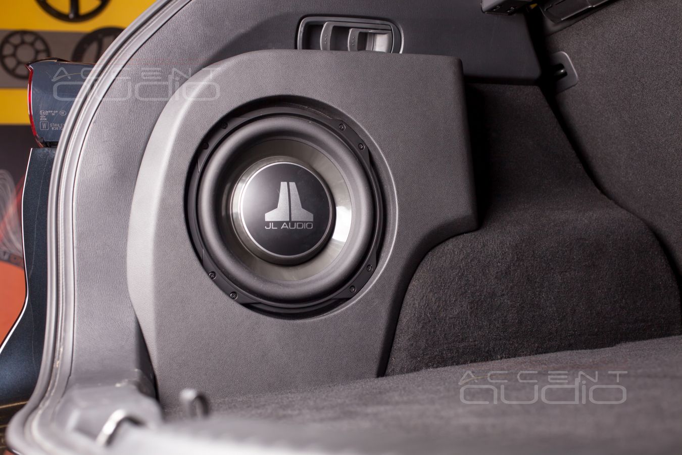 Сабвуфер-стелс с головкой JLAudio 10TW3-D4 для Mazda CX5