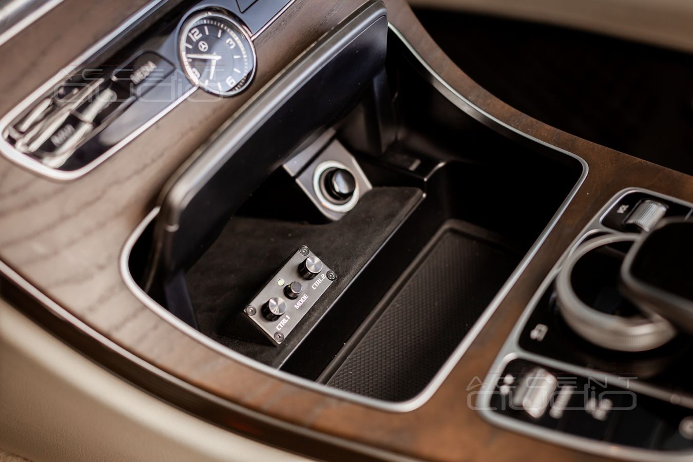 Установка усилителей E.O.S и Mosconi рядом с процессором Helix в Mercedes-Benz W205