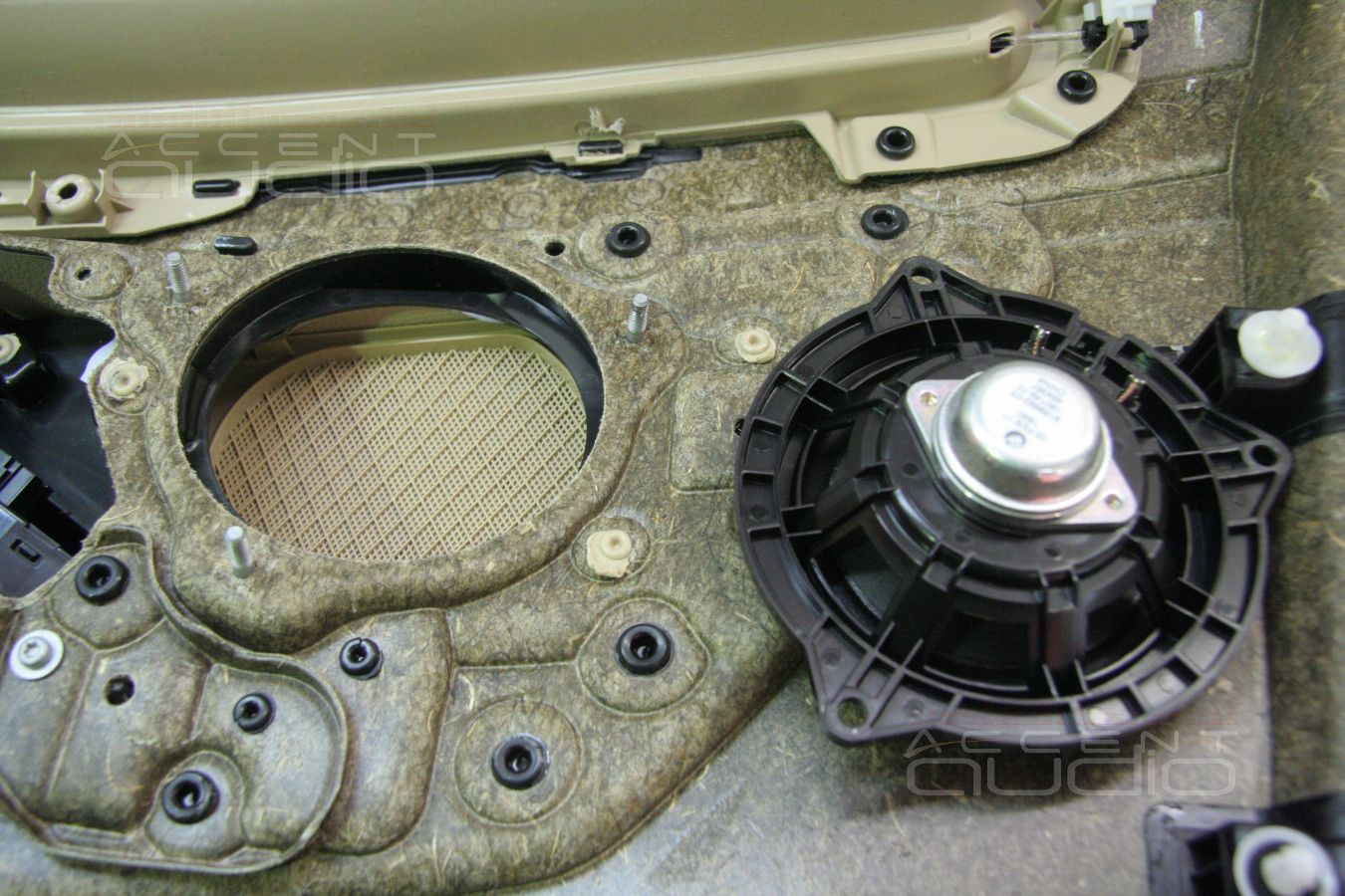 Установка среднечастотных динамиков (midrange) в штатные места BMW 523i F10