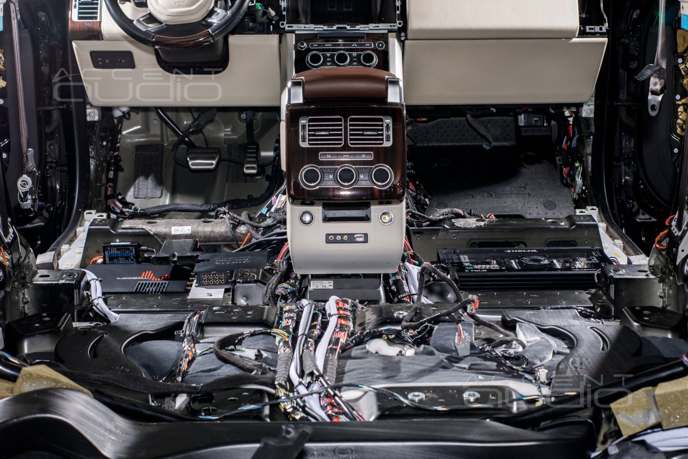 Установка сабвуферного усилителя Mosconi и аудиопроцессора Helix в Range Rover Autobiography