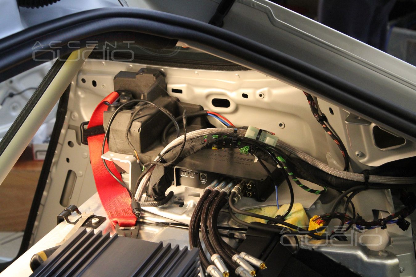 Подключение и установка аудиопроцессора Helix DSP PRO MK2 в Mercedes-Benz GT