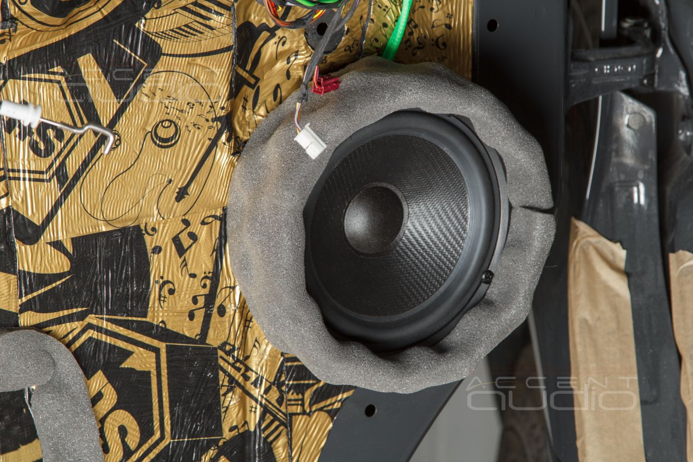 Жесткая аудиоподготовка дверей и установка мидбасовых динамиков SOAudio 165\38
