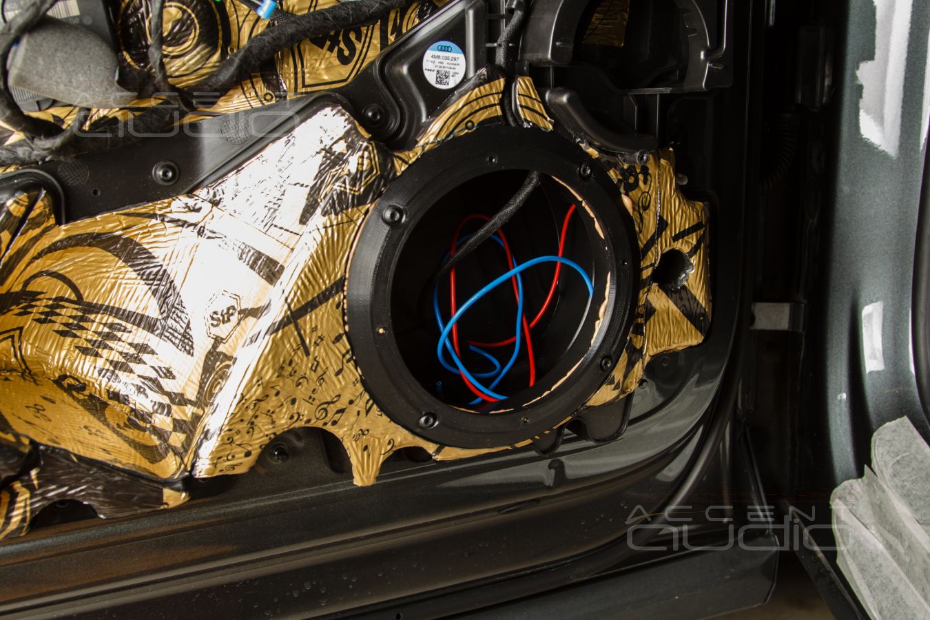 Аудиоподготовка дверей и установка мидбасов Dego Master 2000 в дверные ящики Audi Q8