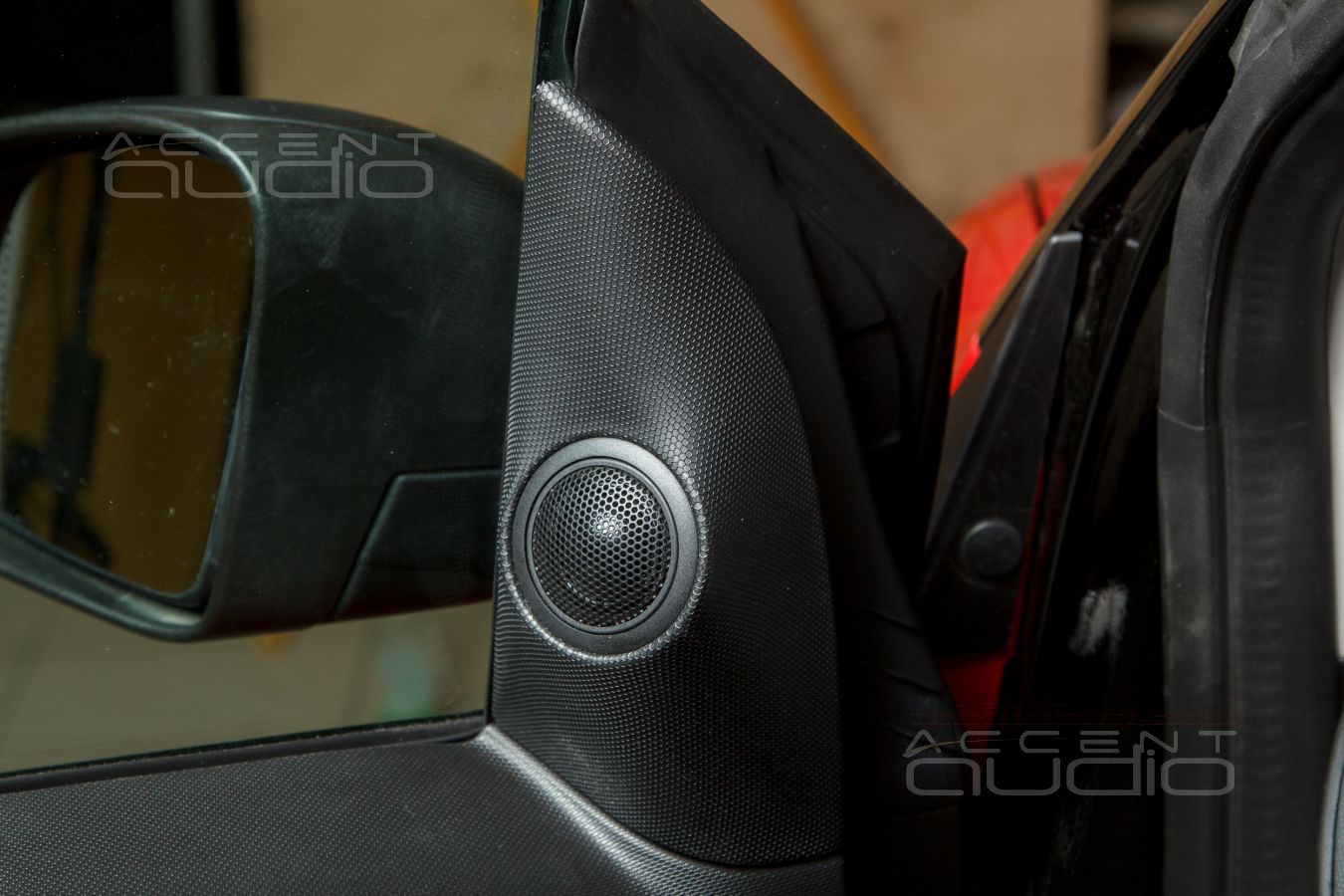 Штатные подиумы для твитеров SOAudio в Smart Fortwo