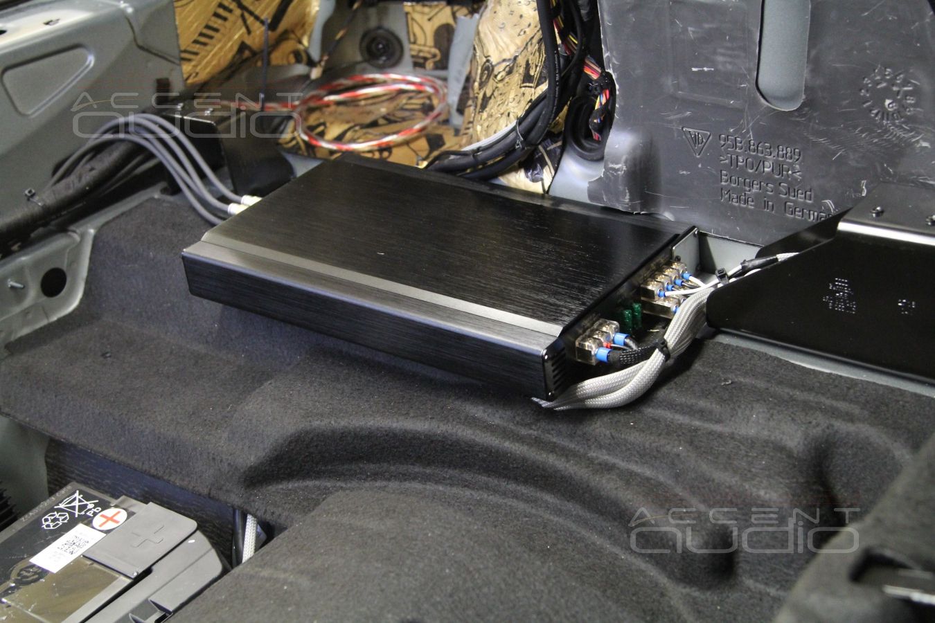 Установка усилителей в Porshe Macan