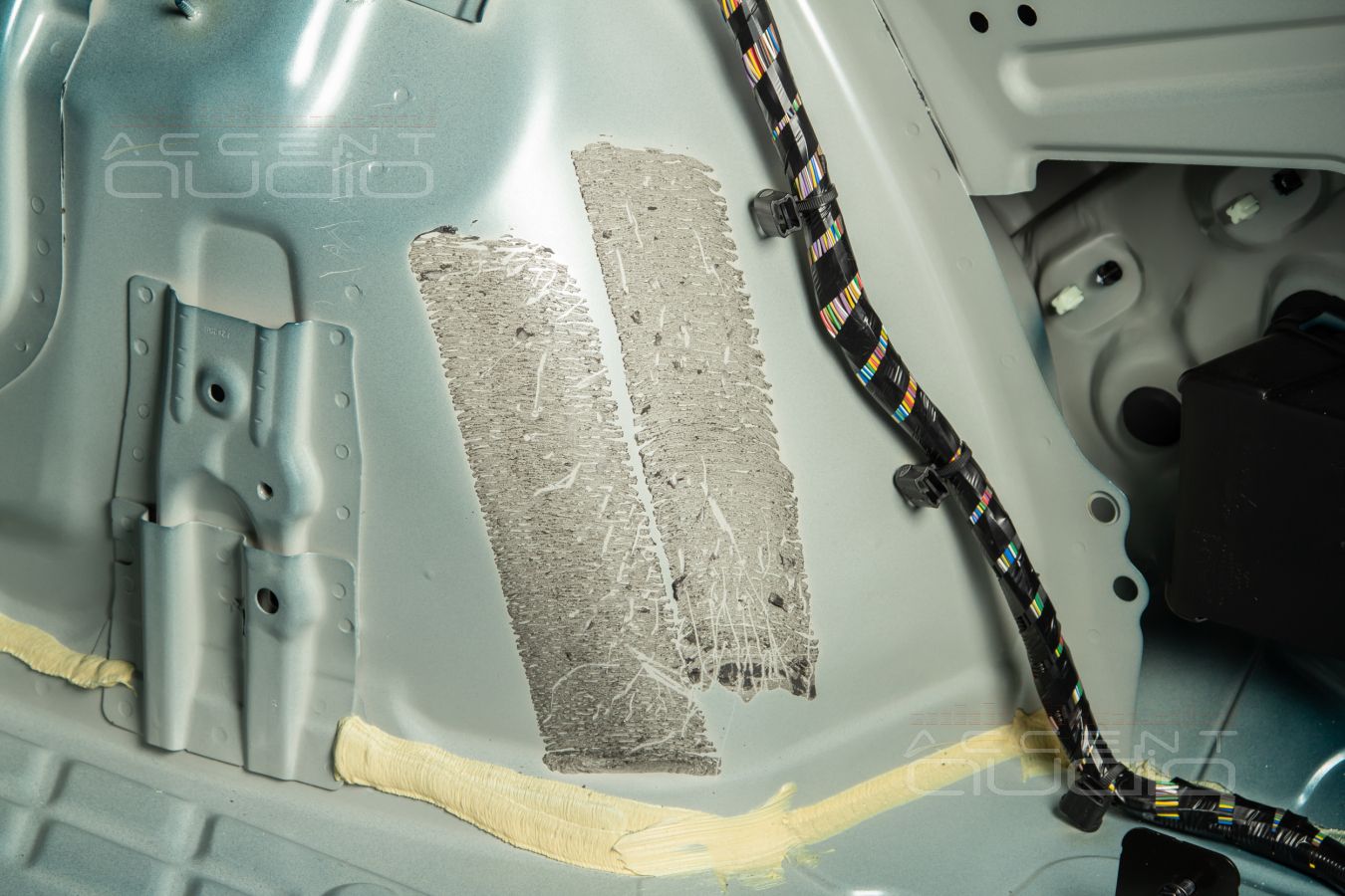 Шумоизоляция Geely Monjaro: первый слой - самый важный !