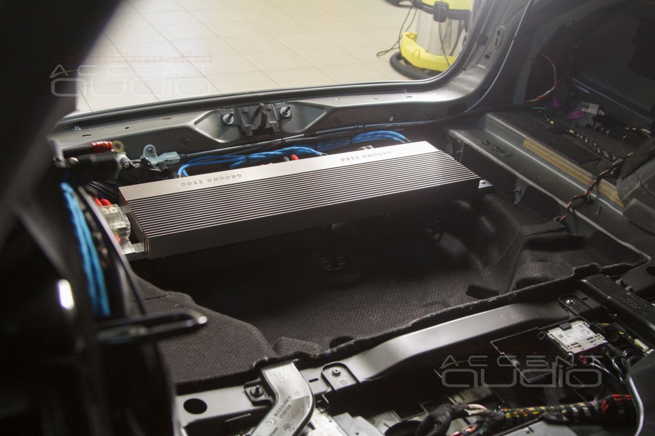 Установка усилителей Ground Zero, JLAudio и аудиопроцессора Helix с полной интеграцией в RS6 !