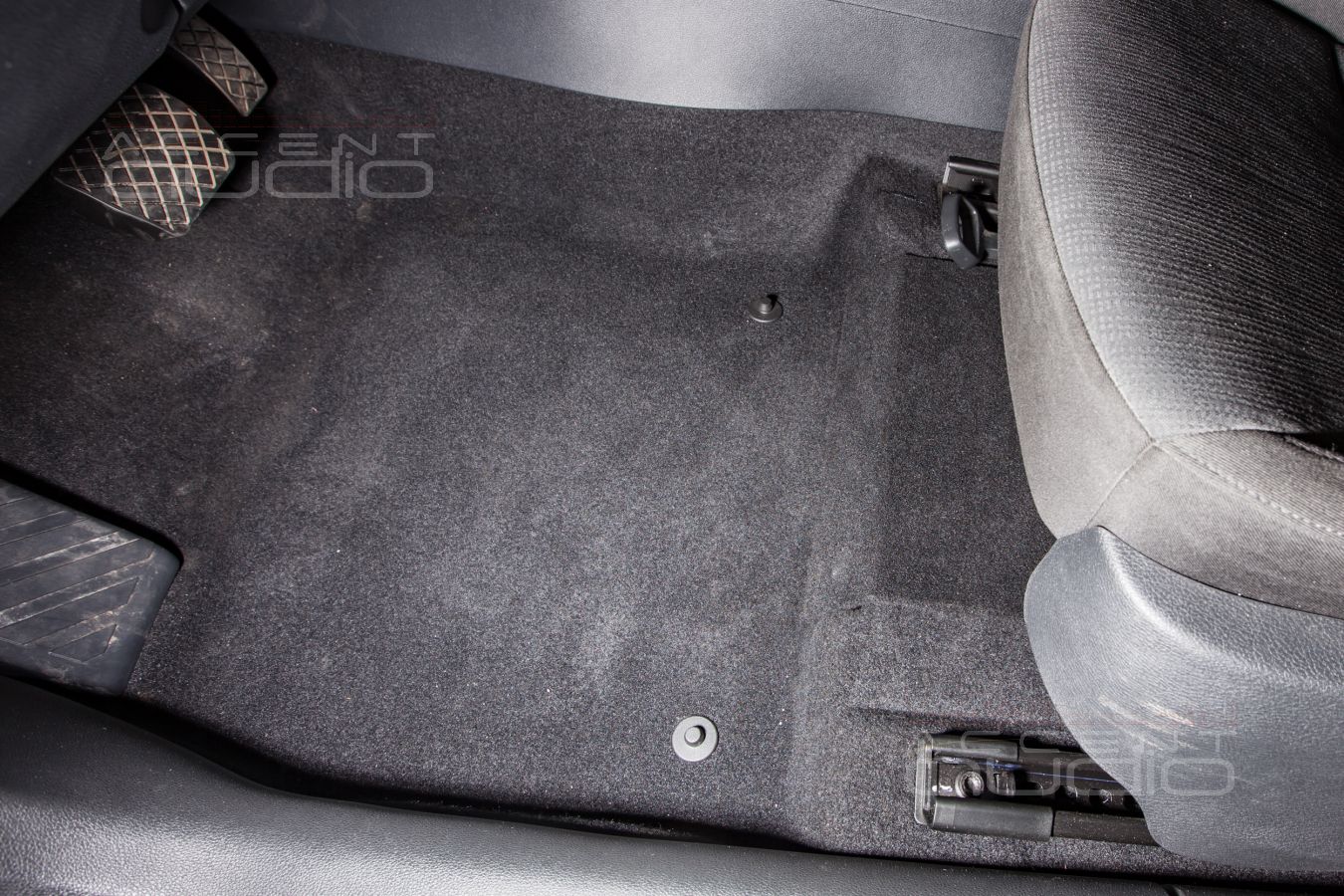 Установка усилителя и аудиопроцессора в Skoda Octavia – почти штатно.