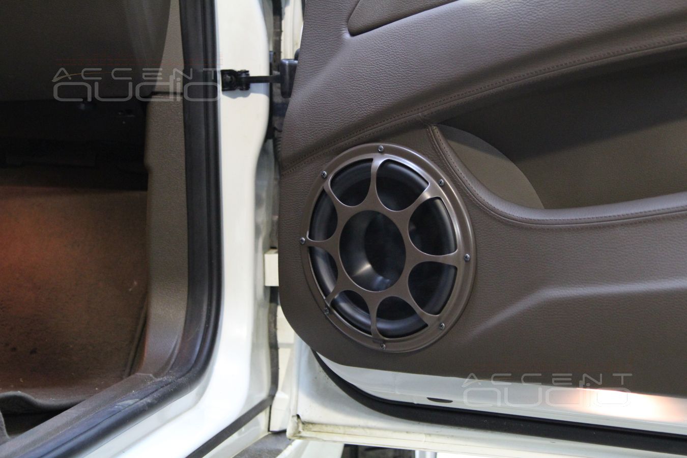 Установка мидбасов Morel в двери BMW X5