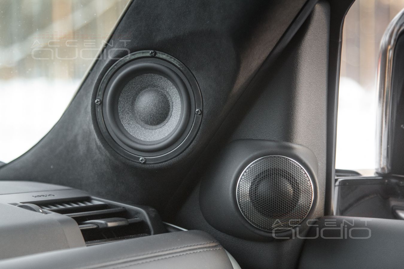 Комплект из двух подиумов для установки высокочастотных излучателей в LR Defender 2019-2024.