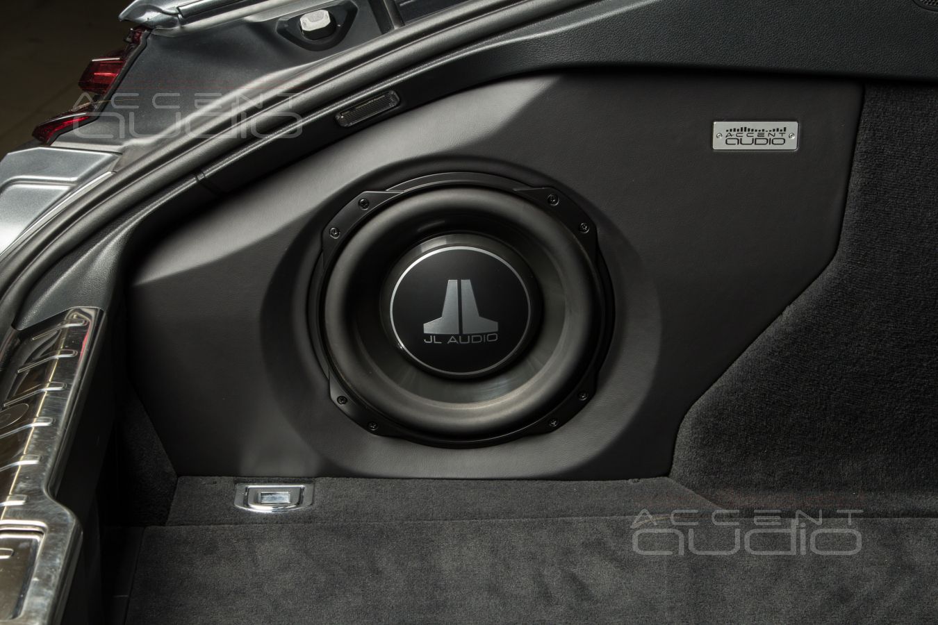 Мучительно-великолепный, злой и суровый сабвуфер-стелс JLAudio для Panamera