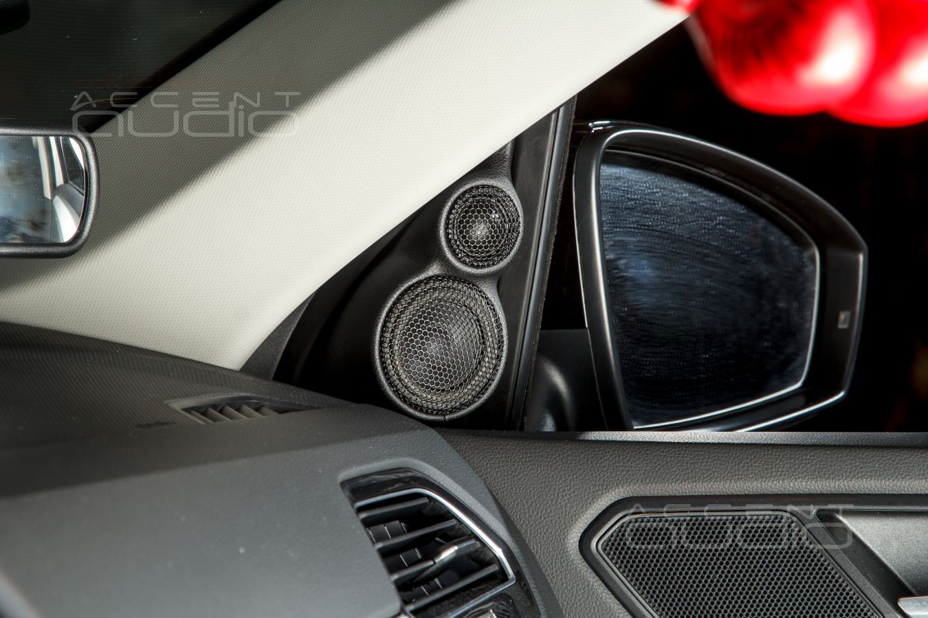 Комплект из двух подиумов для установки высокочастотных и широкополосных излучателей в VW Tiguan 2020-2024.