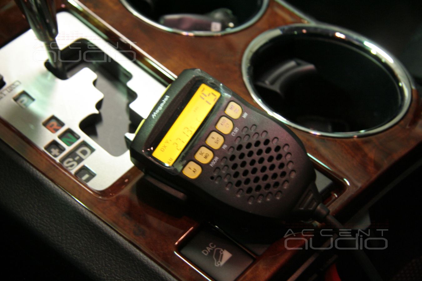 Бережно устанавливаем радиостанцию MegaJet MJ-555 в новый Toyota Highlander