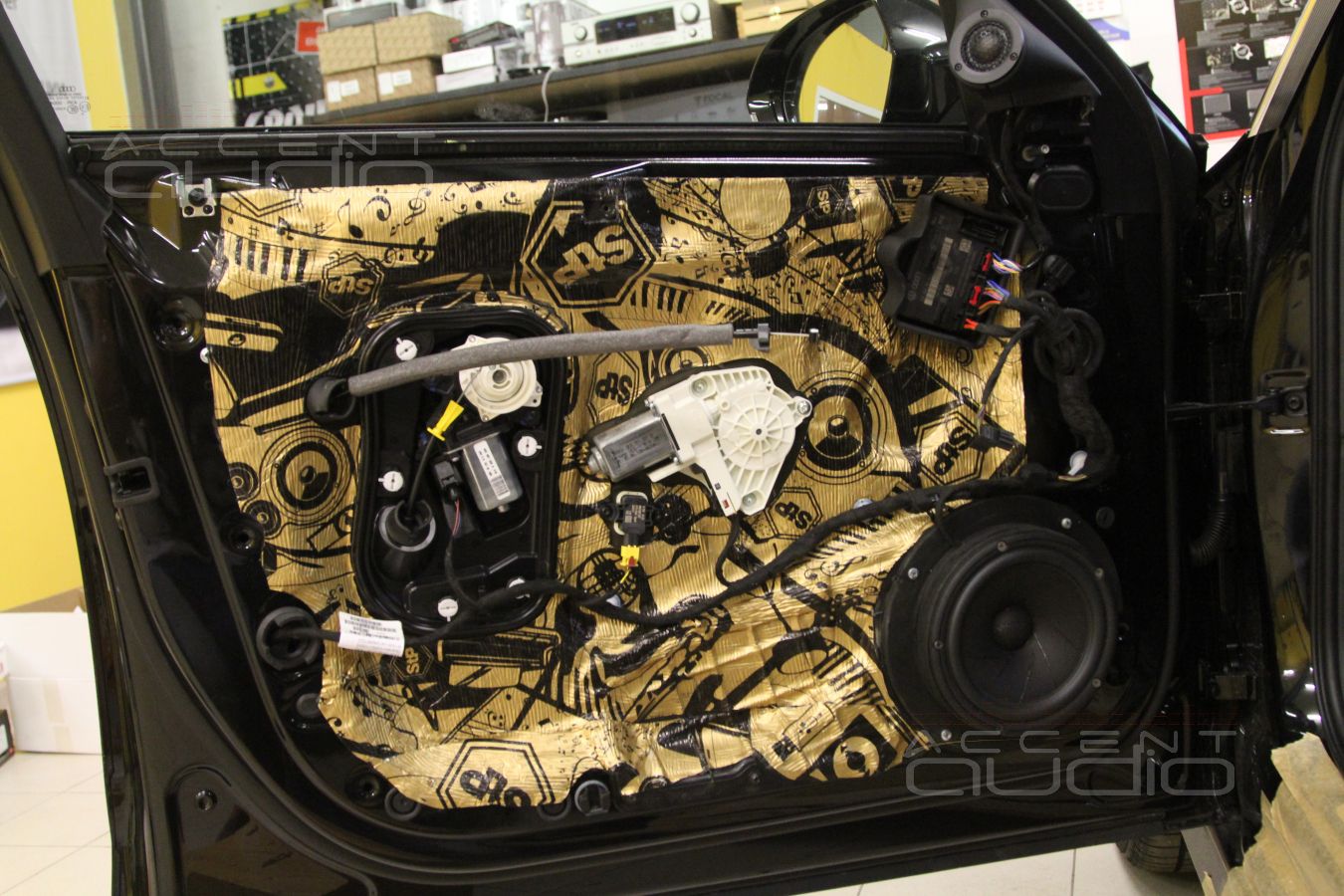 Установка мидбасовых излучателей Scan-Speak Revelator 18W/4531G00 