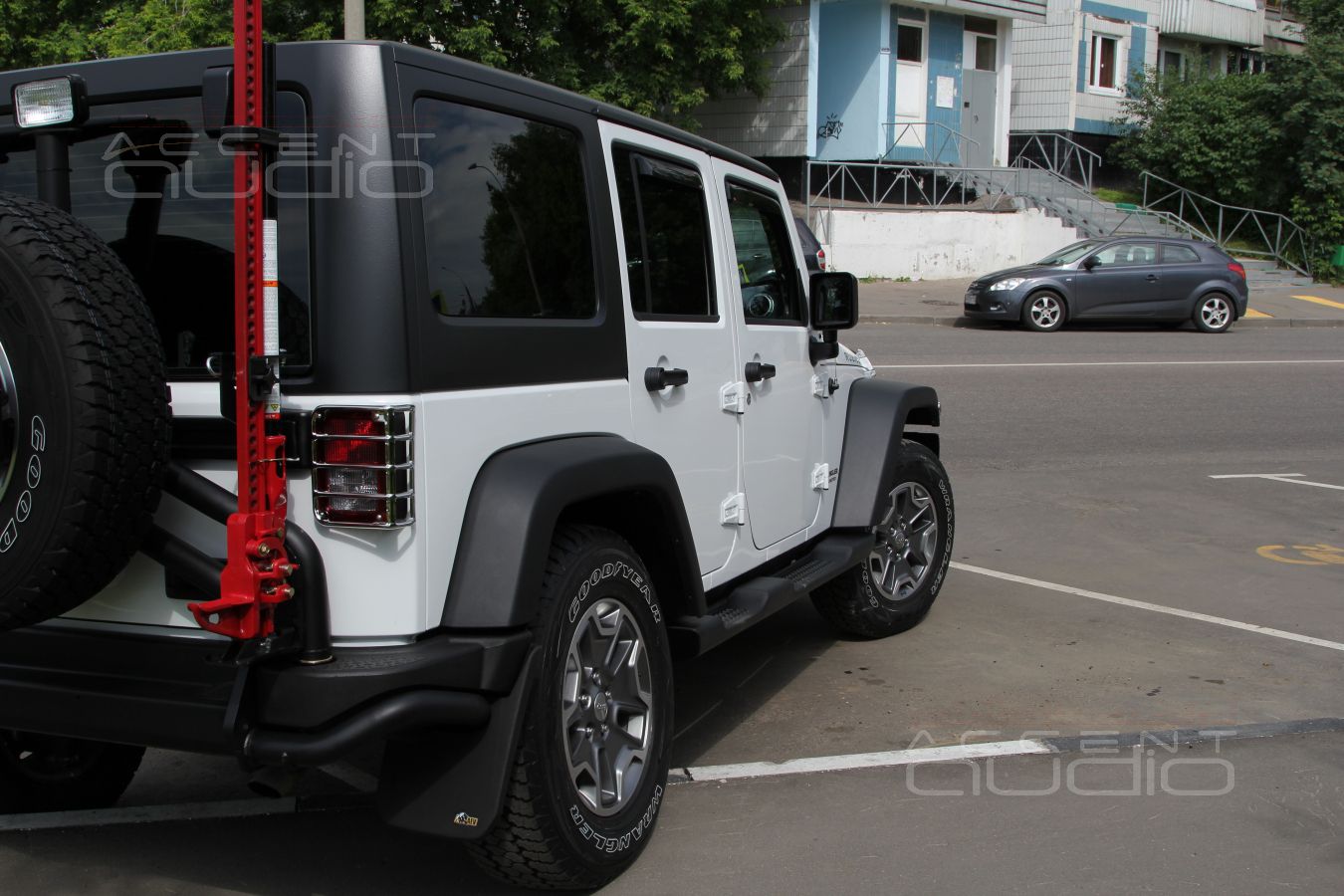 Задний силовой бампер с калиткой и настоящим домкратом