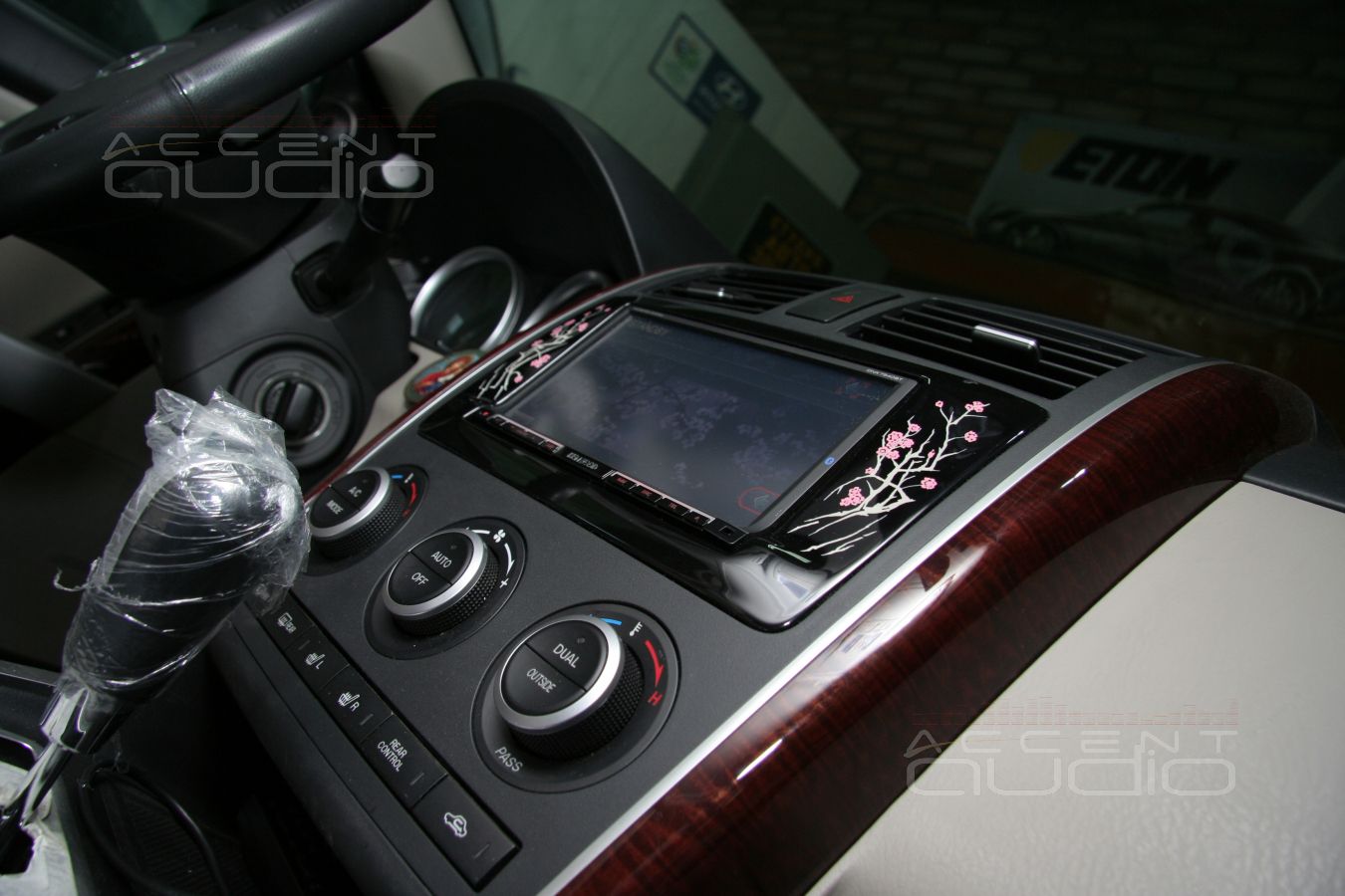 Добрый китайский дракон в японском оформлении: авторская инсталляция в Mazda CX9