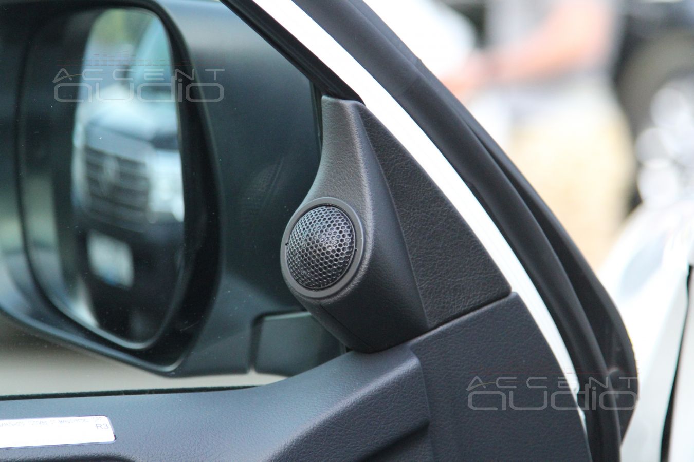 Установка трехполосной акустики в Toyota Prado 150: твитеры Eton и подиумы для них