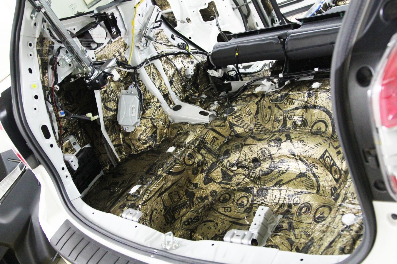 Шумоизоляция материалами STPGold new в Subaru Forester