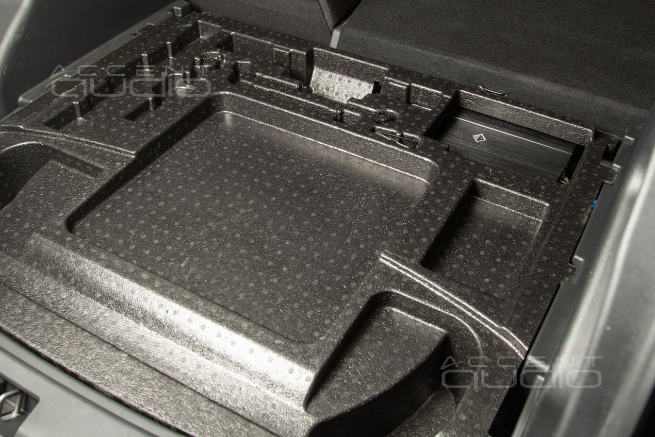 Монтаж усилителей Helix в Hongqi HS3 полностью скрыто