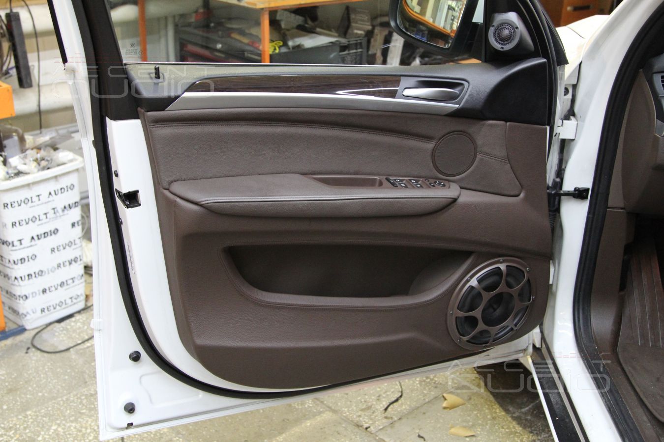 Установка мидбасов Morel в двери BMW X5