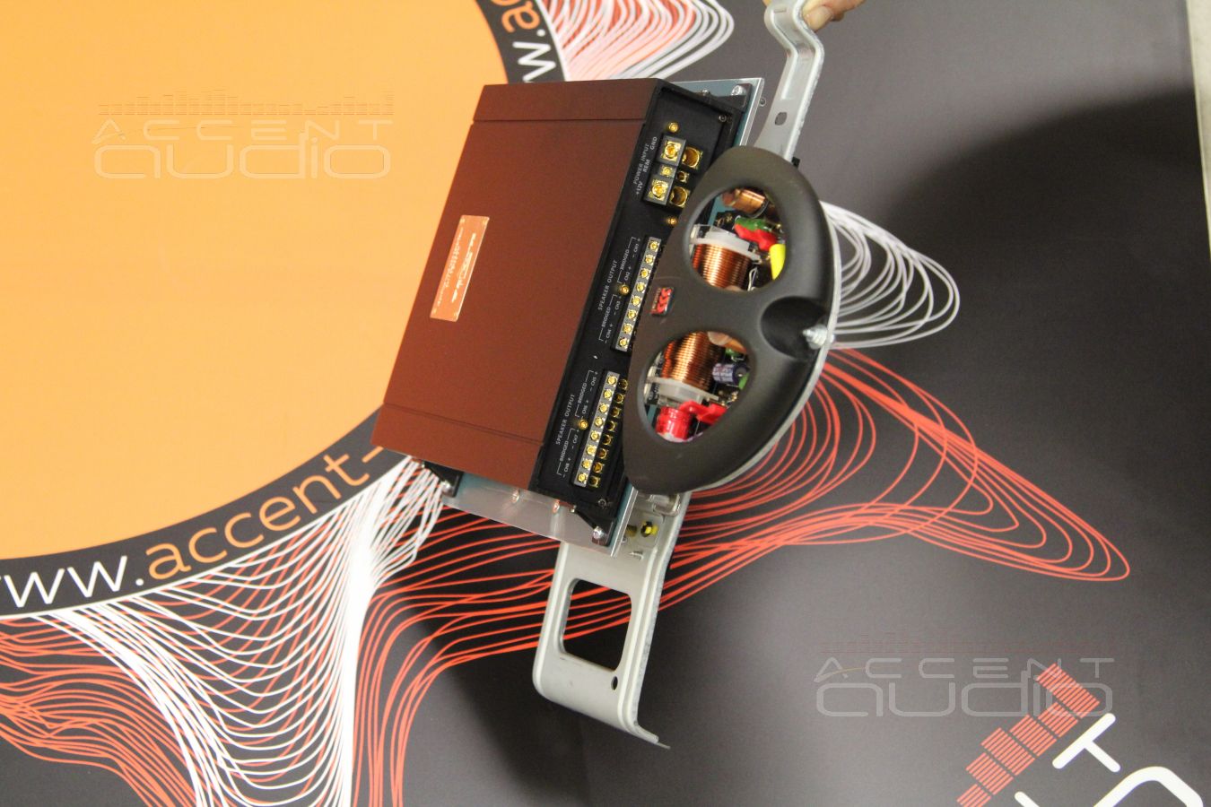 Установка усилителя Zapco ADSP-Z8 IV-8 в Hyundai Genesis