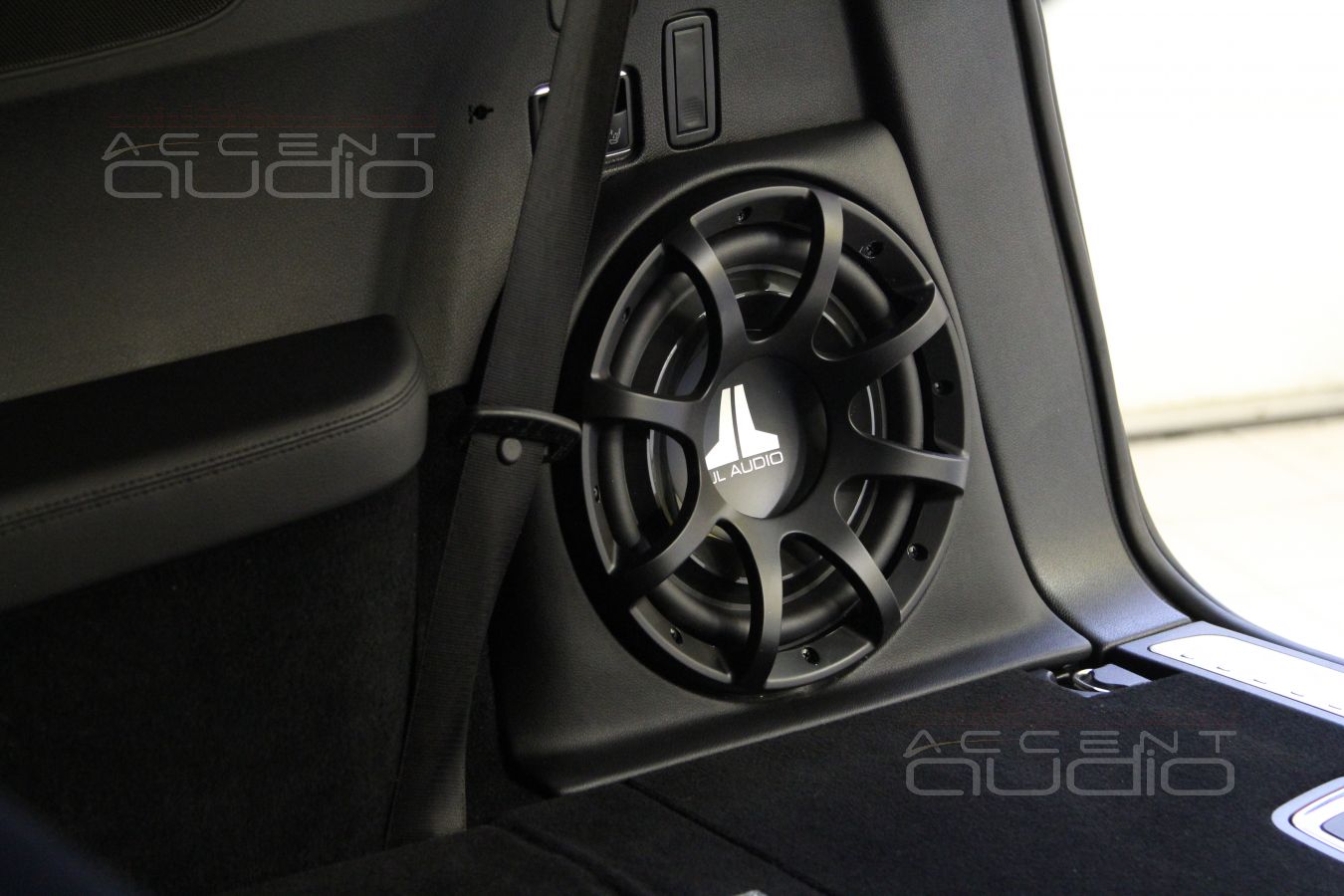 Встроенный Cабвуфер JLAudio 10TW3 в Mercedes-Benz GLS