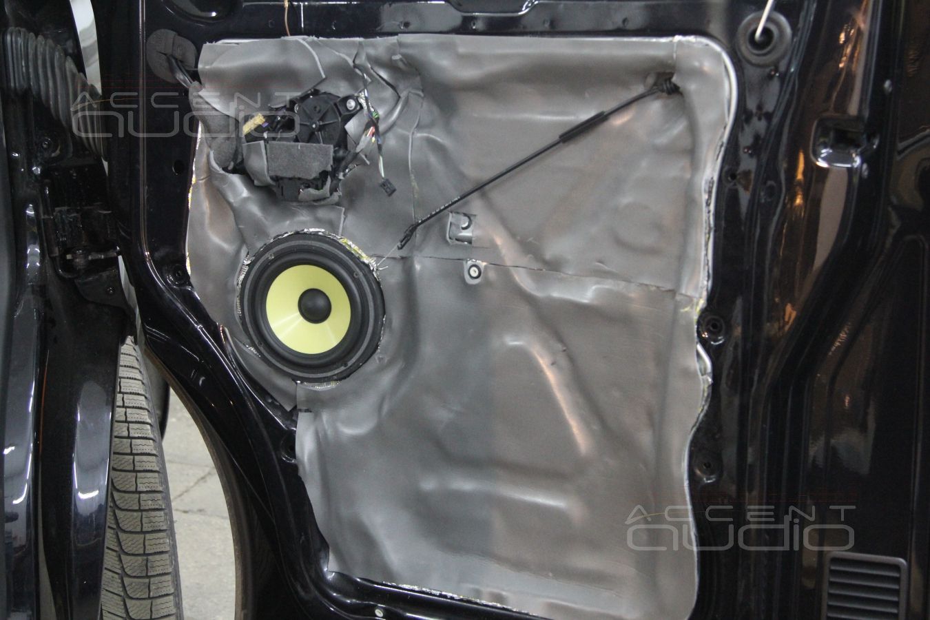 Установка акустики в Volkswagen Multivan