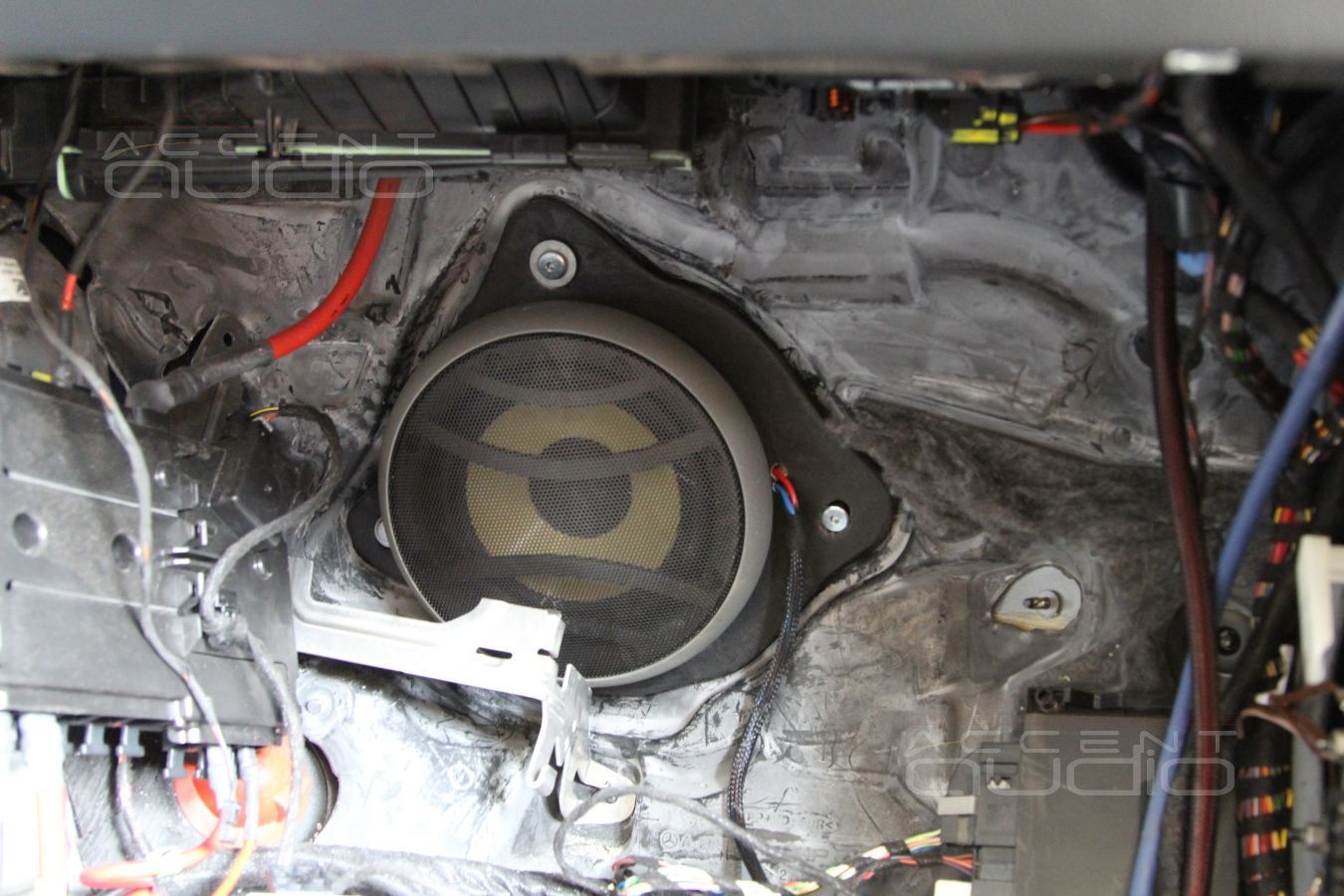 Модернизация штатной аудиосистемы в Mercedes-Benz ML W205:установка мидбаса